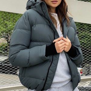 ARITIZIA SUPER PUFF SIZE MEDIUM WORN ONCE